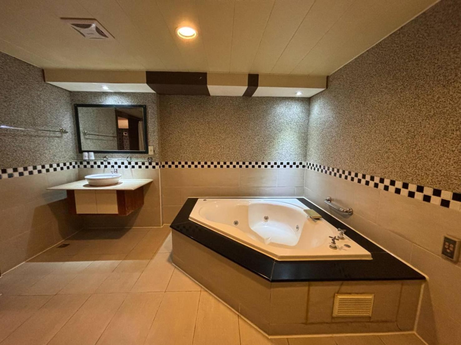 Hua Xiang Motel - Da Chang Kaohsiung Bagian luar foto